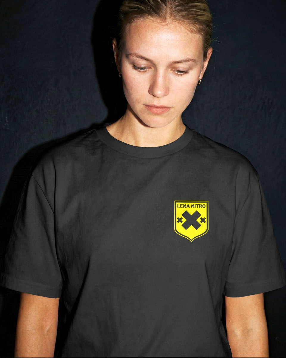 Female model wearing Lena Nitro Berlin black tee